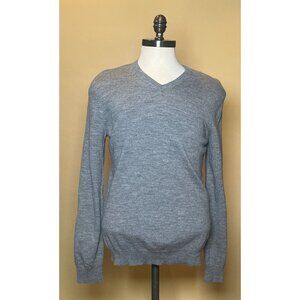 Fitted gray V-neck sweater